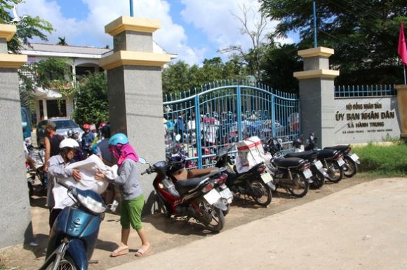 Cho rằng bị lừa, hàng trăm người chặn nhóm bán hàng đòi tiền lại - Ảnh 3. Cho rằng bị lừa, hàng trăm người chặn nhóm bán hàng đòi tiền lại - Ảnh 3.