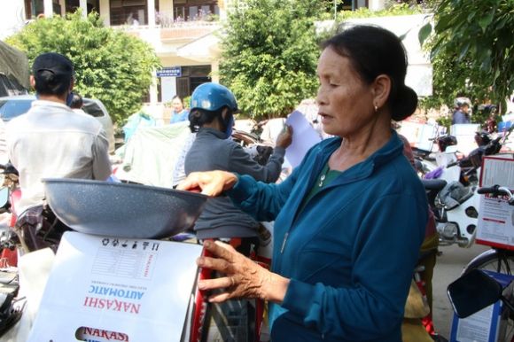 Cho rằng bị lừa, hàng trăm người chặn nhóm bán hàng đòi tiền lại - Ảnh 2. Cho rằng bị lừa, hàng trăm người chặn nhóm bán hàng đòi tiền lại - Ảnh 2.
