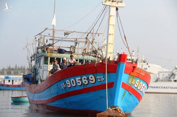Tàu cá QNa - 90569 TS gặp nạn trên biển Hoàng Sa bị tàu Trung Quốc từ chối cứu hộ về bờ vào ngày 2.10 /// ẢNH: MẠNH CƯỜNG