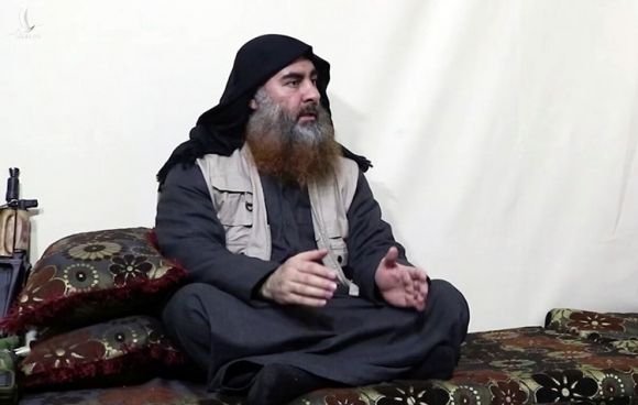 Thủ lĩnh tối cao Nhà nước Hồi giáo (IS) tự xưng Abu Bakr al-Baghdadi xuất hiện trong video tuyên truyền hồi tháng 4. Ảnh: AFP.