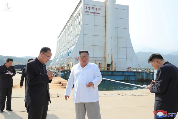 Ông Kim Jong Un chỉ đạo phá dỡ các công trình do Hàn Quốc xây không phù hợp với cảnh quan của núi Kim Cương - Ảnh: REUTERS 