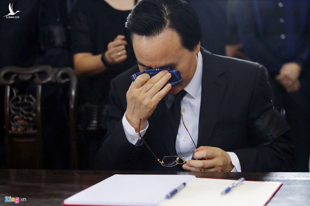 Bộ trưởng Phùng Xuân Nhạ không kìm được nước mắt khi viết những lời từ biệt đồng nghiệp trong sổ tang