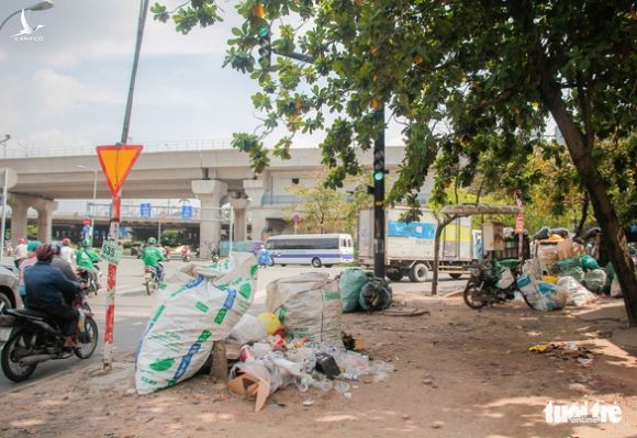 Ngộp thở với các bãi rác kinh dị giữa đường phố Sài Gòn - Ảnh 3.
