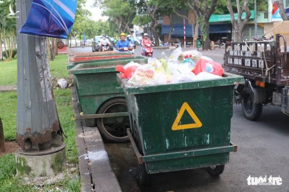 Ngộp thở với các bãi rác kinh dị giữa đường phố Sài Gòn - Ảnh 4.