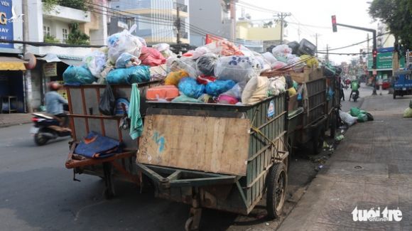 Ngộp thở với các bãi rác kinh dị giữa đường phố Sài Gòn - Ảnh 6.