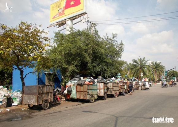 Ngộp thở với các bãi rác kinh dị giữa đường phố Sài Gòn - Ảnh 13.