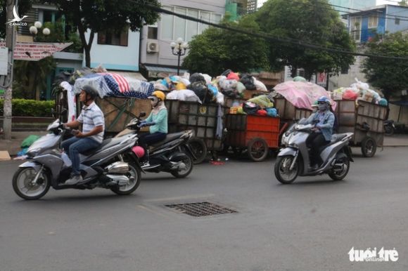 Ngộp thở với các bãi rác kinh dị giữa đường phố Sài Gòn - Ảnh 7.