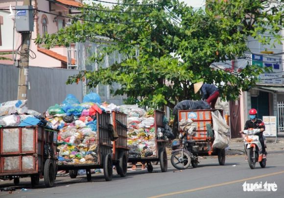 Ngộp thở với các bãi rác kinh dị giữa đường phố Sài Gòn - Ảnh 8.