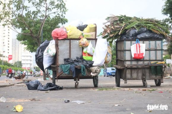 Ngộp thở với các bãi rác kinh dị giữa đường phố Sài Gòn - Ảnh 9.