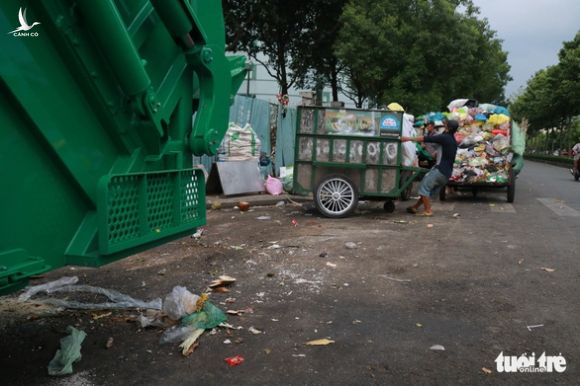 Ngộp thở với các bãi rác kinh dị giữa đường phố Sài Gòn - Ảnh 11.