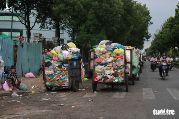 Ngộp thở với các bãi rác kinh dị giữa đường phố Sài Gòn - Ảnh 2.