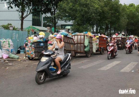 Ngộp thở với các bãi rác kinh dị giữa đường phố Sài Gòn - Ảnh 12.