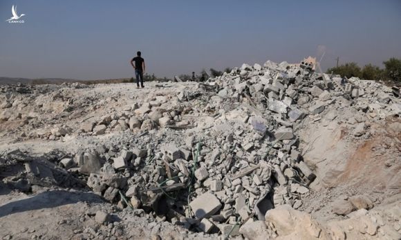Đống đổ nát tại nơi ẩn náu của thủ lĩnh IS Baghdadi sau khi bị quân đội Mỹ đột kích ngày 26/10. Ảnh: NYTimes.