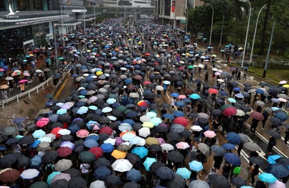 Hàng ngàn người tiếp tục xuống đường ở Hồng Kông ngày 6.10 để phản đối luật cấm đeo khẩu trang /// Reuters