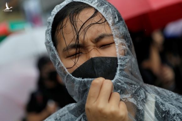 Tòa án Hồng Kông bác yêu cầu ngăn luật cấm đeo khẩu trang, nhiều người xuống đường - ảnh 1