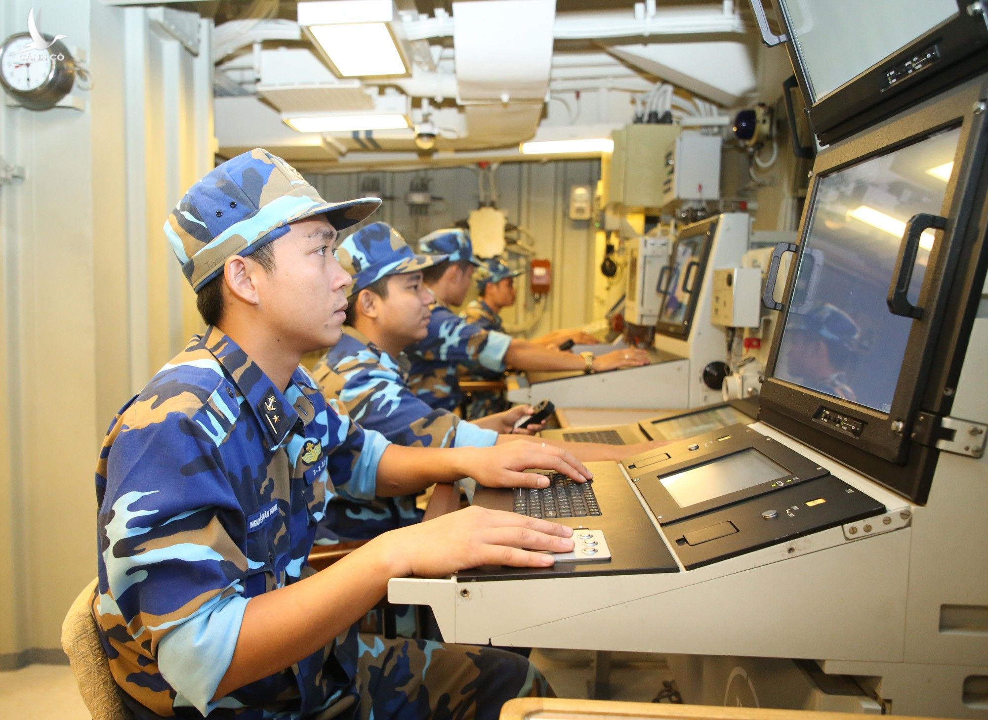 Tàu 016 Quang Trung được trang bị các hệ thống giám sát hải trình, hiển thị thông số cực kỳ hiện đại, vượt trội hơn nhiều so với các tàu chiến khác Hải quân Việt Nam từng sử dụng. Nguồn ảnh: QĐND. 