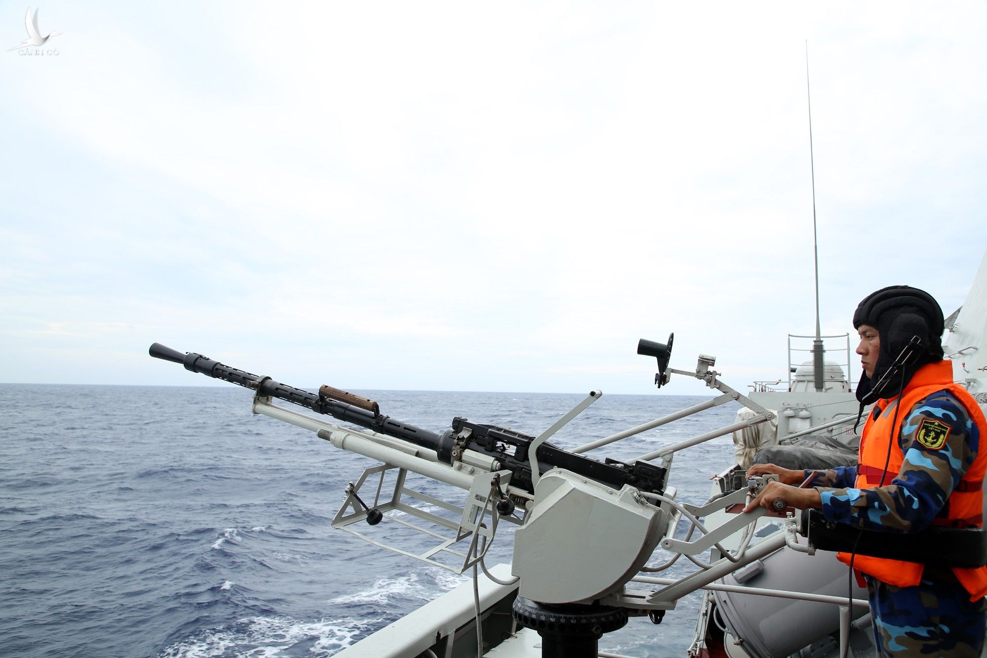 Giá súng máy 14,5mm bên mạn phải của tàu Quang Trung. Nguồn ảnh: QĐND. 