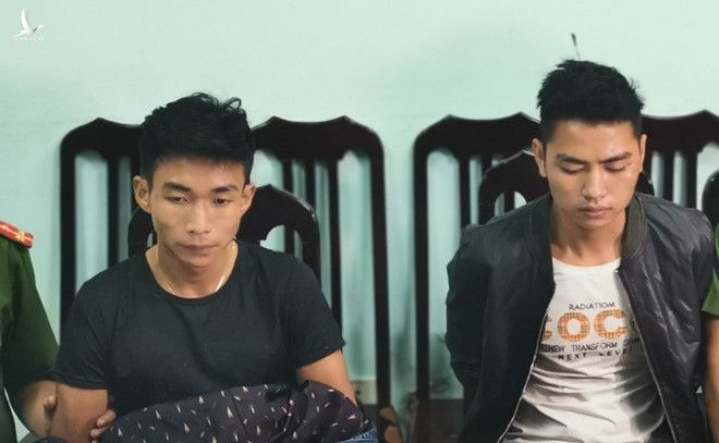 Nghi phạm Đinh Văn Giáp (trái) và Đinh Văn Trường được di lý về Hà Nội đêm 30/9. 