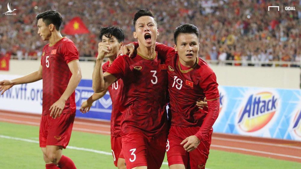 Quế Ngọc Hải ăn mừng bàn thắng với Quang Hải ở phút 38 