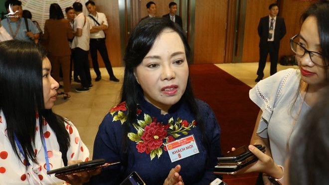 Bộ trưởng Bộ Y tế Nguyễn Thị Kim Tiến trả lời báo chí bên hành lang Quốc hội sáng 21.10 
