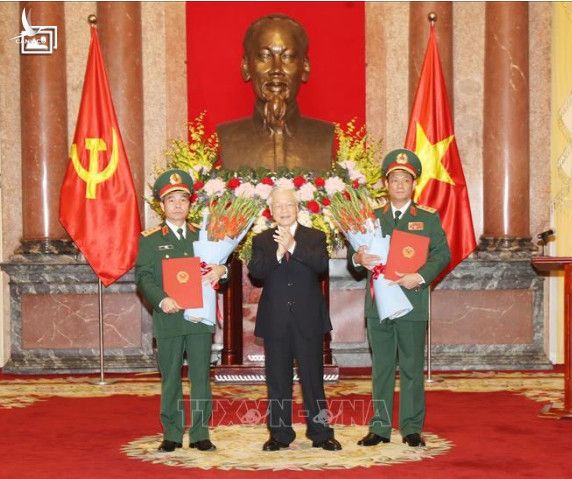 Tổng Bí thư, Chủ tịch nước Nguyễn Phú Trọng trao Quyết định thăng quân hàm Thượng tướng cho đồng chí Trần Quang Phương và đồng chí Đỗ Căn. Ảnh: Trí Dũng – TTXVN  