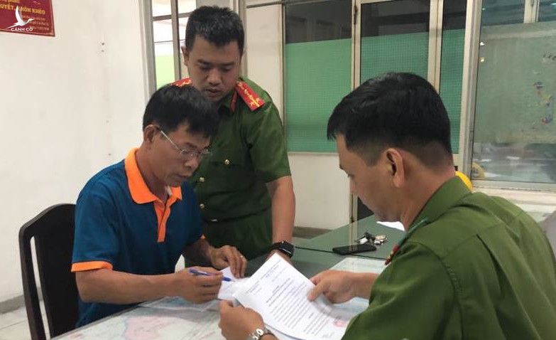 Nguyễn Hải Nam ký vào biên bản bắt tạm giam. 