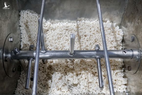 Sản xuất ống hút bột gạo ở miền Tây