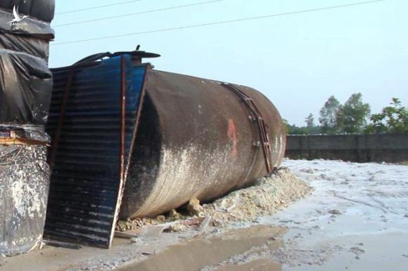 Cận cảnh nơi lưu giữ dầu thải bị tuồn ra đầu độc nước sông Đà của Cty gốm sứ Thanh Hà - Ảnh 16.