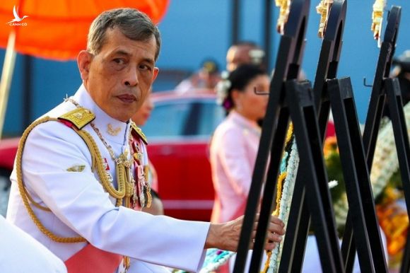 Vua Thái Lan sa thải cận vệ phòng ngủ vì tội thông dâm - Ảnh 1.