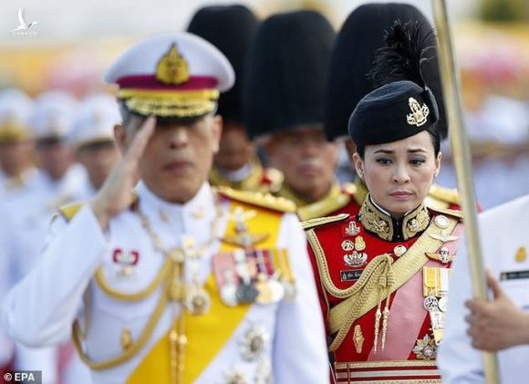 Vua Thái Lan sa thải cận vệ phòng ngủ vì tội thông dâm - Ảnh 3.