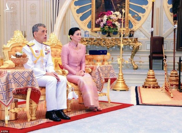 Hoàng quý phi Sineenat Wongvajirapakdi trước khi bị phế truất. Ảnh: Thailand Royal Household. 