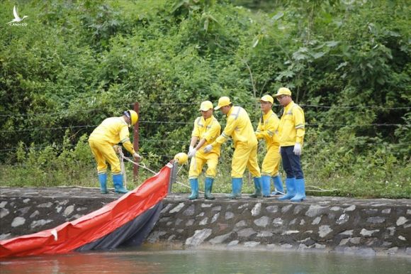 Cty nước Sông Đà lắp lưới lọc dầu sau 1 tuần xảy ra sự cố đổ trộm dầu thải - Ảnh 6.