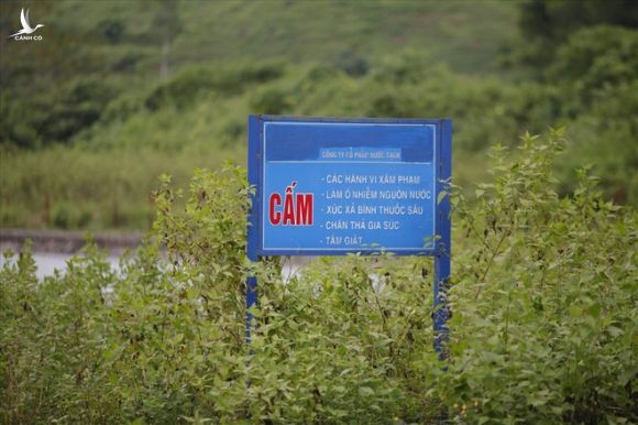 Cty nước Sông Đà lắp lưới lọc dầu sau 1 tuần xảy ra sự cố đổ trộm dầu thải - Ảnh 7.