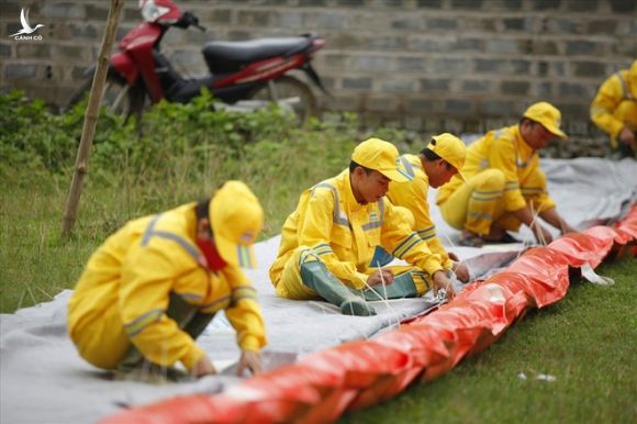 Cty nước Sông Đà lắp lưới lọc dầu sau 1 tuần xảy ra sự cố đổ trộm dầu thải - Ảnh 9.