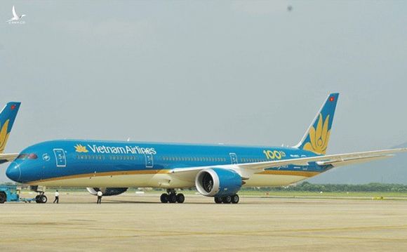 Máy bay Vietnam Airlines bị chảy dầu lênh láng tại sân bay Tân Sơn Nhất