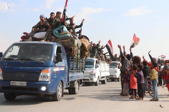 Quân chính phủ Syria đến gần thành phố Ras al-Ayn ở miền bắc Syria hôm 26/10. Ảnh: AP. 