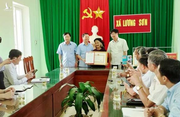Chủ tịch tỉnh Thanh Hóa tặng bằng khen cụ bà xin thoát nghèo - ảnh 1