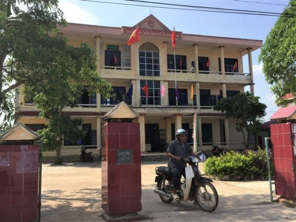 Trụ sở chính quyền xã Quảng Châu, nơi xảy ra nhiều chuyện hy hữu  /// T.Q.N