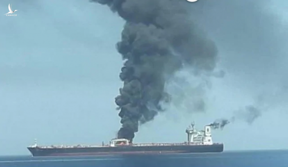 Tàu chở dầu Iran trúng hai tên lửa, bốc cháy trên biển - 1