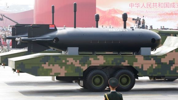 Tàu HSU-001 xuất hiện tại lễ duyệt binh ngày 1.10 vừa qua /// Reuters