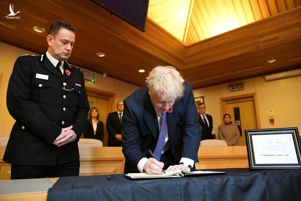 Thủ tướng Anh ký sổ tang khi đến thăm vùng Grays hôm 28/10 