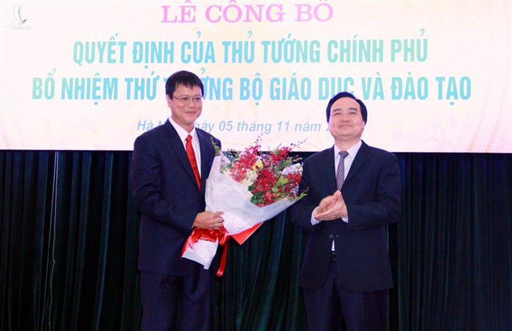 Ông Lê Hải An (tay trái) trong buổi nhận chức Thứ trưởng Bộ giáo Dục Đào tạo. 