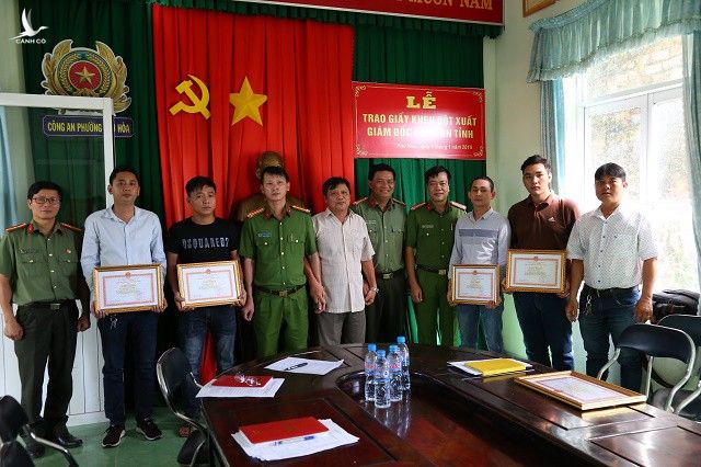 Thừa ủy quyền của Giám đốc Công an tỉnh, phòng Xây dựng phong trào bảo vệ an ninh tổ quốc đã trao giấy khen cho các thành viên CLB PCTP phường Phú Hòa 