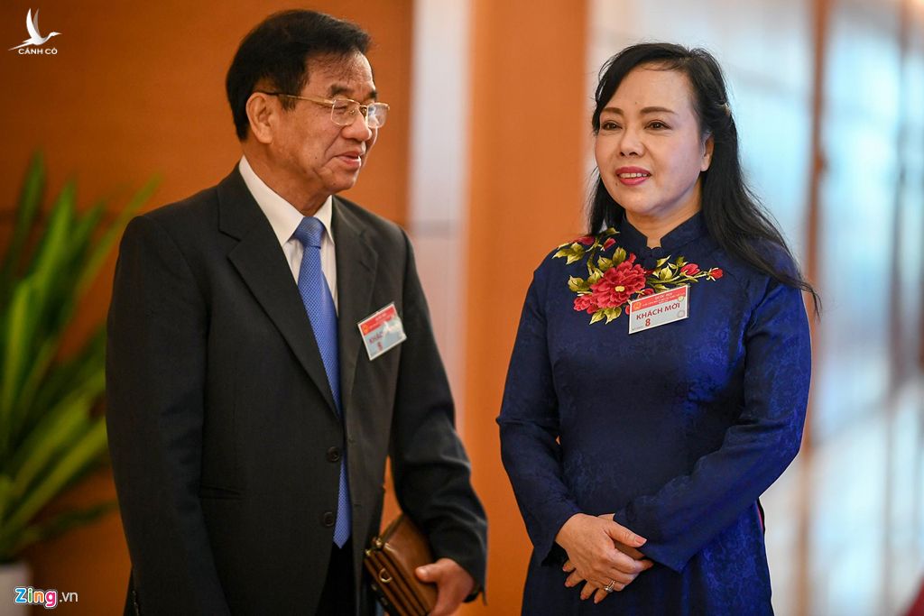 Bộ trưởng Y tế Nguyễn Thị Kim Tiến bên hành lang Quốc hội 