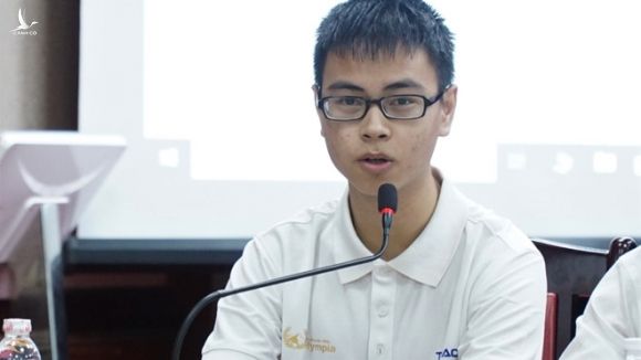 Quán quân Olympia 2019 Trần Thế Trung chia sẻ tại buổi tọa đàm ngày 8.10 /// Ảnh Lê Hiệp