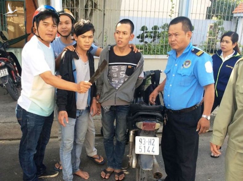 Hiệp sỹ Nguyễn Thanh Hải (trái) đang khống chế hai tên cướp có vũ khí, và bàn giao Công an phường Phú Hòa xử lý 