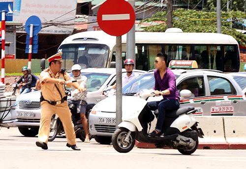 Cảnh sát giao thông Hà Nội chặn bắt người vi phạm giao thông bỏ chạy 