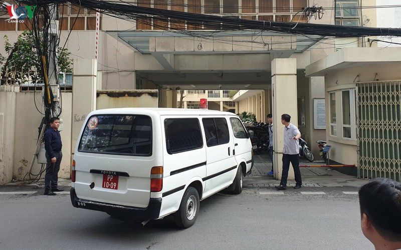 Xe cứu thương tới Bộ GD-ĐT sau khi có thông tin Thứ trưởng Lê Hải An tử vong. 