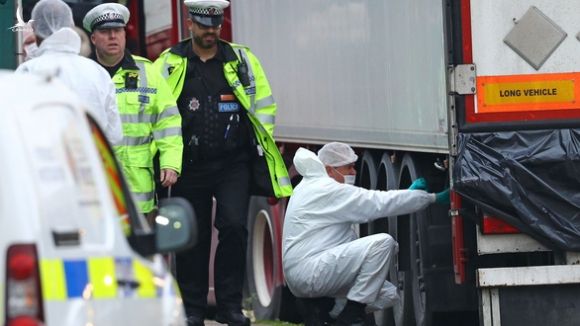 Cảnh sát tìm quốc tịch 39 người chết ở Anh từ điện thoại di động - Ảnh 1.