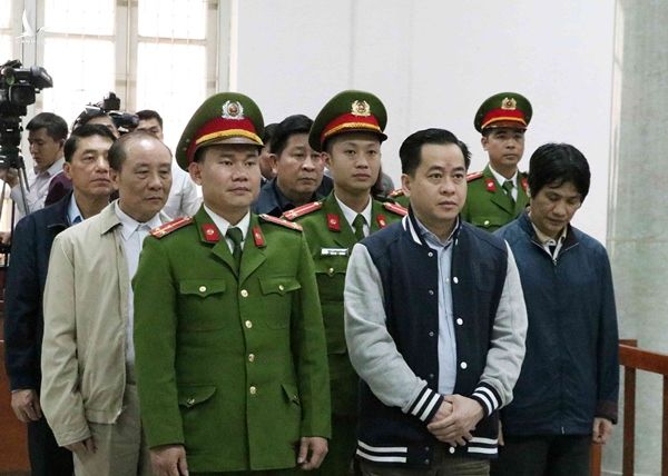 Bị cáo Phan Văn Anh Vũ cùng các bị cáo nghe Hội đồng xét xử tuyên án. Ảnh: Văn Điệp